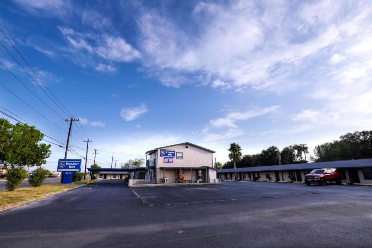 Economy Inn Кингсвилл Экстерьер фото