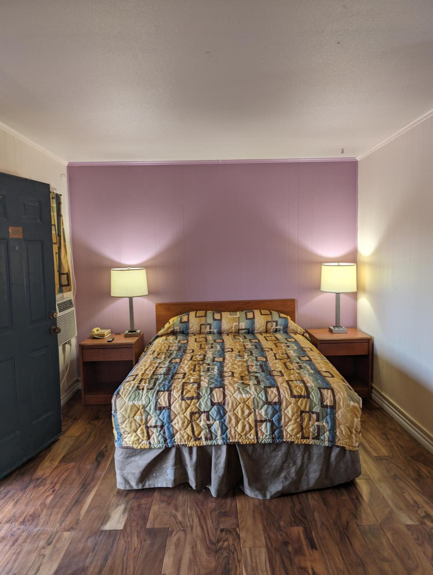 Economy Inn Кингсвилл Экстерьер фото