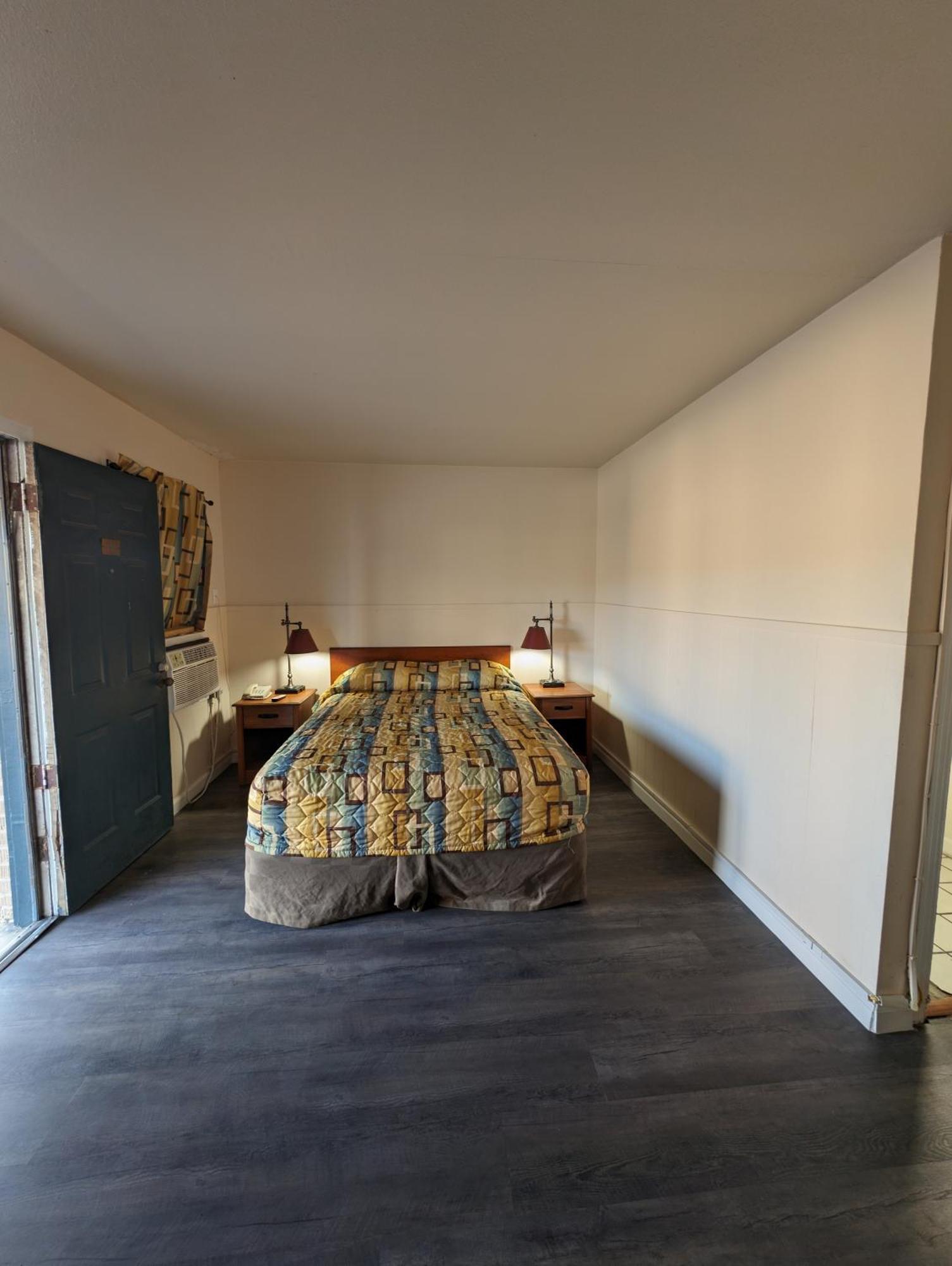 Economy Inn Кингсвилл Экстерьер фото