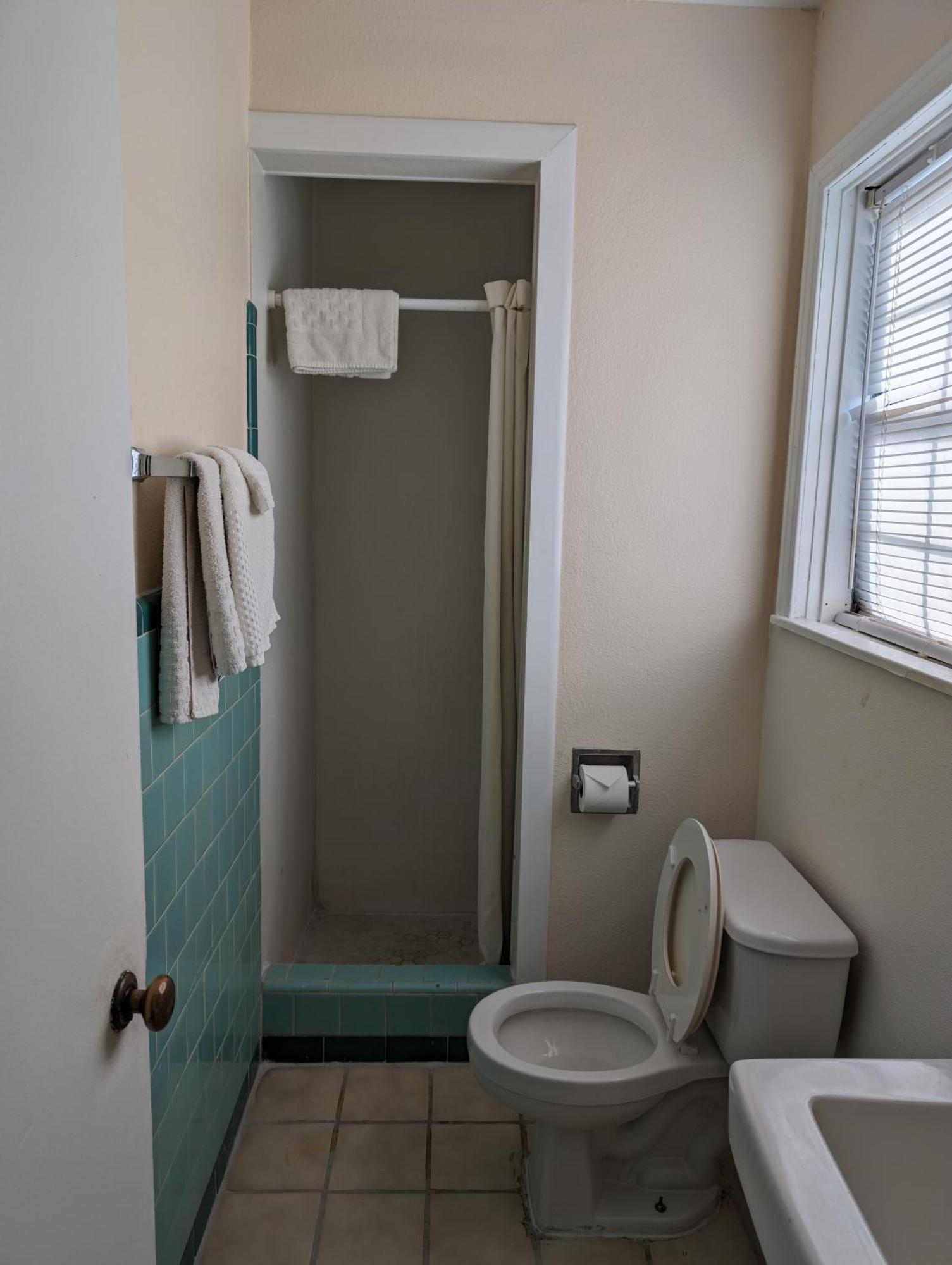 Economy Inn Кингсвилл Экстерьер фото