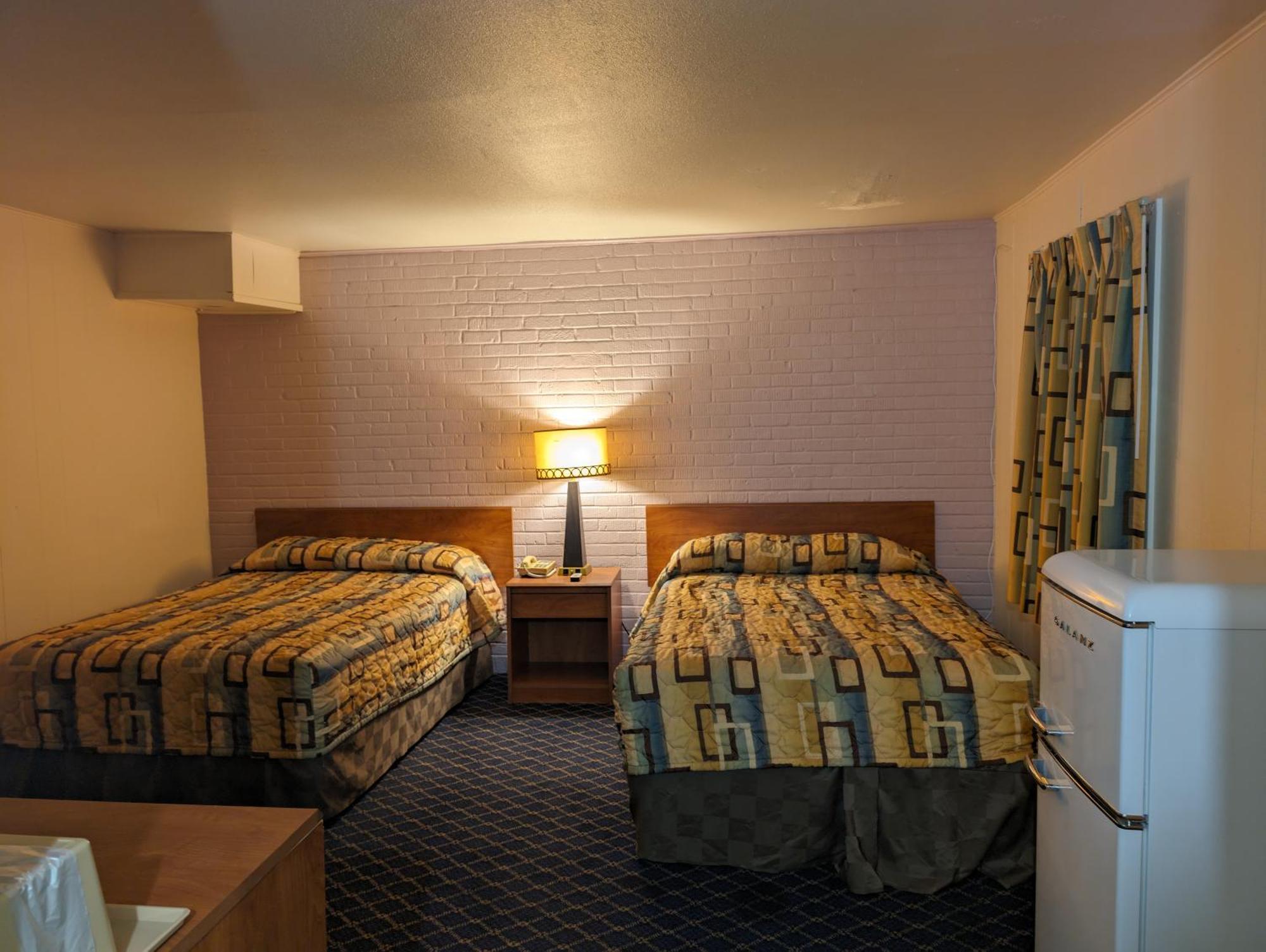 Economy Inn Кингсвилл Экстерьер фото