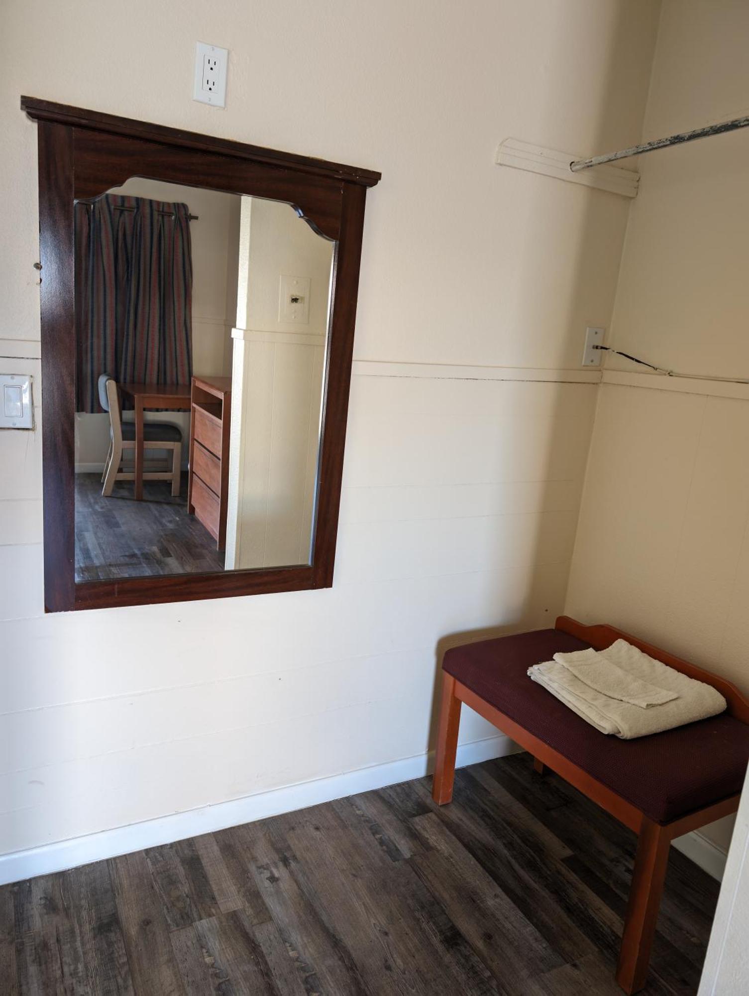 Economy Inn Кингсвилл Экстерьер фото